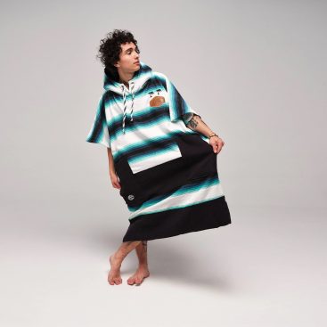 פונצ'ו חברת אול אין ALL IN דגם וי ביץ לבן פסים שחור ירוק